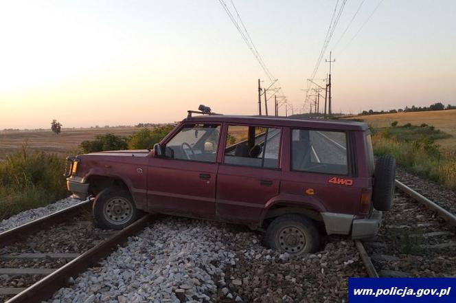 Zostawił auto na przejeździe kolejowym