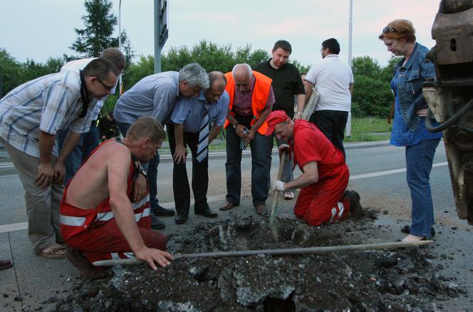 Pękła jezdnia Wału Miedzeszyńskiego