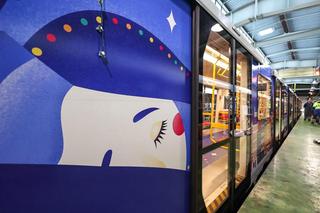 Metro ze świąteczną dekoracją 