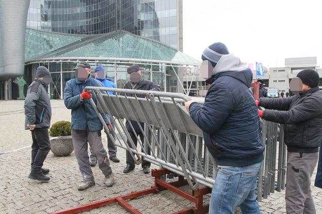 Siedziba TVP jak twierdza. Ustawiają barierki, szykują się na protesty