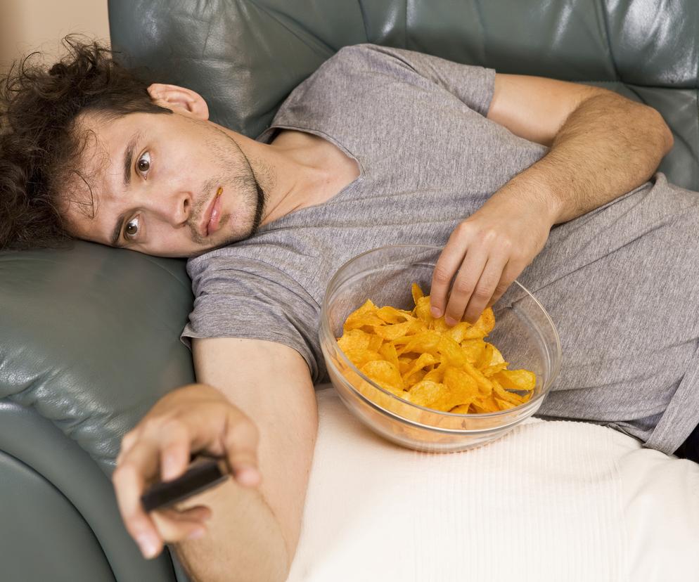 Znudzony mężczyzna leżący na kanapie