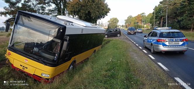 Autobus miejski wjechał do rowu. Kierowca był pijany!