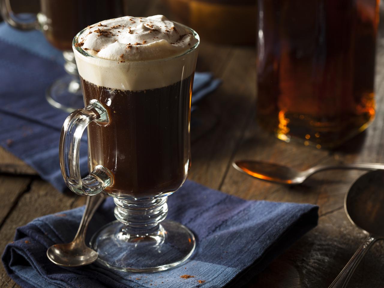 Kawa po irlandzku: jak zrobić pyszną irish coffee w domu?