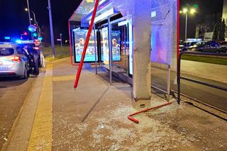 Nastolatek zamiast biletu wyjął paralizator! Dantejskie sceny na przystanku, kontroler w szpitalu