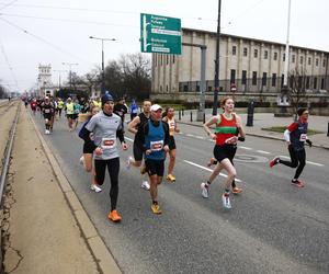 Bieg na Piątkę 2024, Warszawa - zdjęcia. Biegłeś? Szukaj się w galerii!