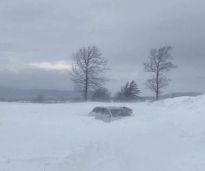 Śnieg zasypał auto 