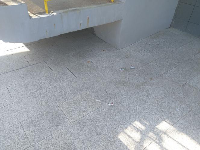 Rzeszów: Dworzec Lokalny za 20 milionów a obok szkło po alkoholu spadające na głowę 