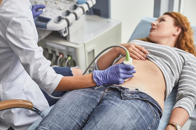 Kobieta podczas badania USG na początku ciąży