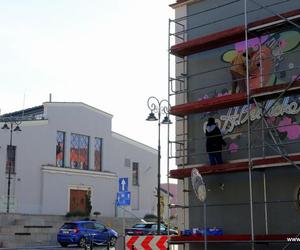 W pobliżu Hali Kultury powstaje nowy mural z Hanką Bielicką! ZDJĘCIA