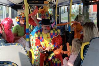 Wesoły autobus pełen klaunów. Sosnowiec świętuje Dzień Uśmiechu