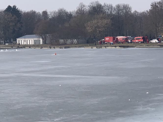 Lubelscy strażacy na ćwiczeniach. Na Zalewie Zemborzyckim doskonalili się w zakresie ratownictwa lodowego