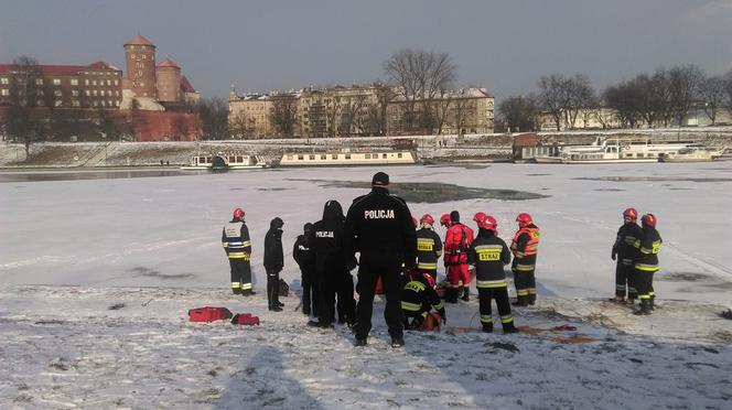Akcja ratunkowa pod Wawelem. Mężczyzna wpadł do Wisły, kiedy załamał się pod nim lód [ZDJĘCIA]