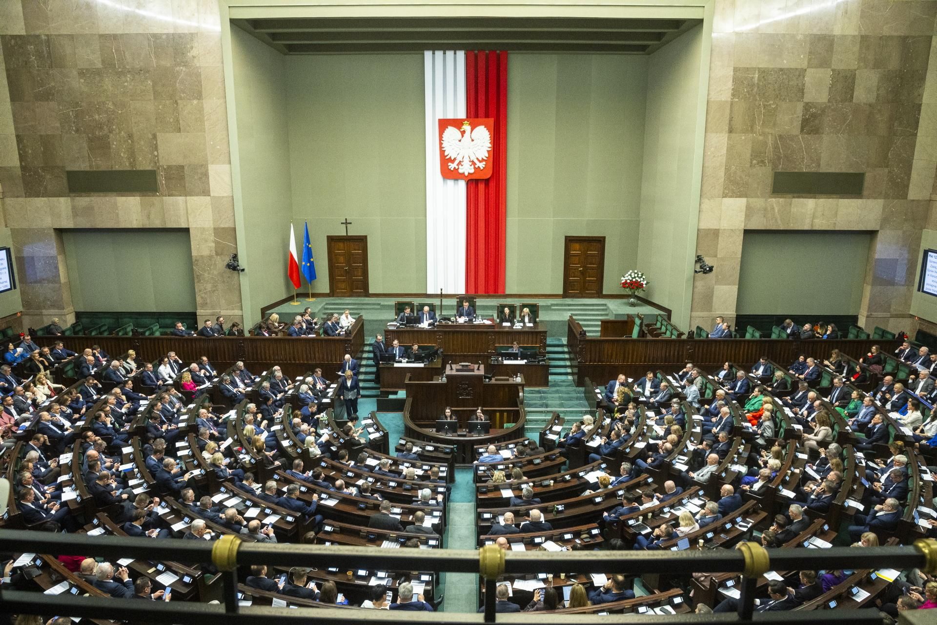 Te wyniki zasmucą wielu posłów! Polacy chcą im tego kategorycznie zakazać!