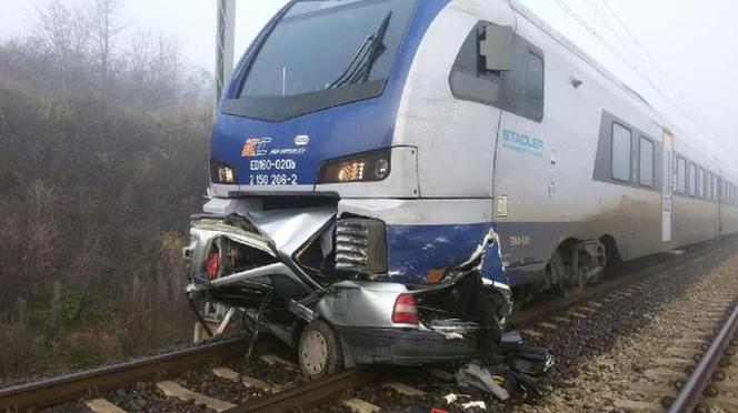 3 Tragiczny wypadek na ul. Moryca w Piotrkowie Trybunalskim. Pociąg staranował osobówkę