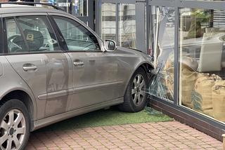 Warszawa: Roztrzaskał auto o drzwi hotelu. Dostał zawału, nie żyje