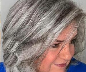 Najlepsze fryzury dla kobiet po 50-tce z siwymi włosami