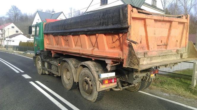 KURIOZALNY przypadek na drodze w Gromniku. Ciężarówka zgubiła... koło 