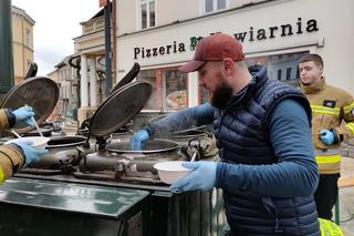 WOŚP 2024. Dziennikarze Radia ESKA rozgrzewają Tarnów pysznym żurkiem!