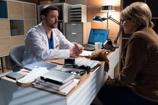 Na dobre i na złe odc. 740. Jakub Grabski (Maciej Zacharzewski), Wasiakowa (Ewa Serwa)