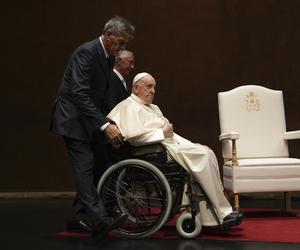 Papież na wózku inwalidzkim! Niepokojący stan zdrowia Franciszka
