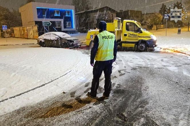 Żory: przejechał przez środek ronda i wjechał w drzwi sklepu samochodem. Ogromne zniszczenia ZDJĘCIA