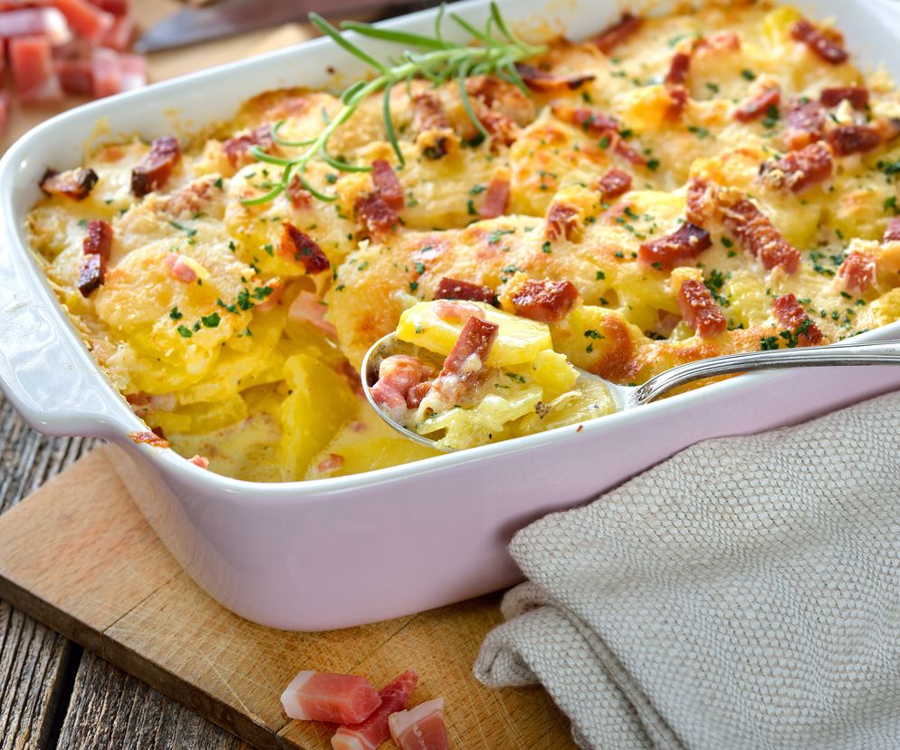 Zapiekanka z gotowanych i surowych ziemniaków oraz boczku: sprytny i tani obiad dla rodziny