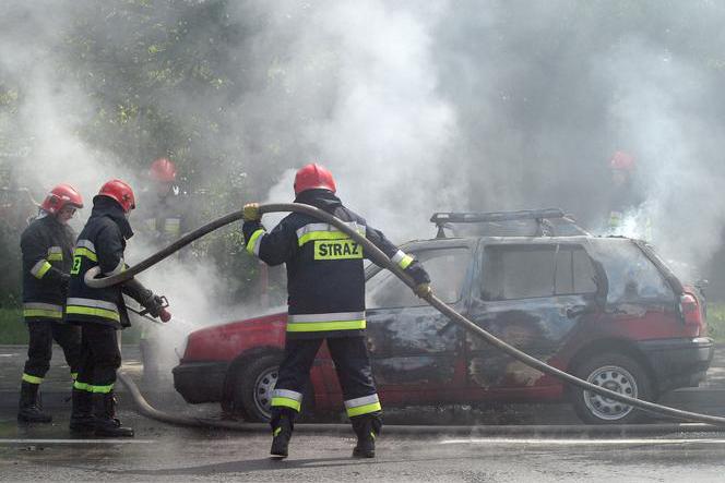 Pożary samochodów w Rzeszowie i pod Krosnem. Auta spłonęły doszczętnie! [ZDJĘCIA]