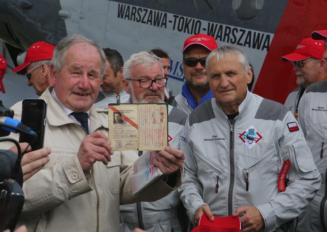 Odlot załogi Romualda Koperskiego na trasie Warszawa - Tokio - Warszawa 