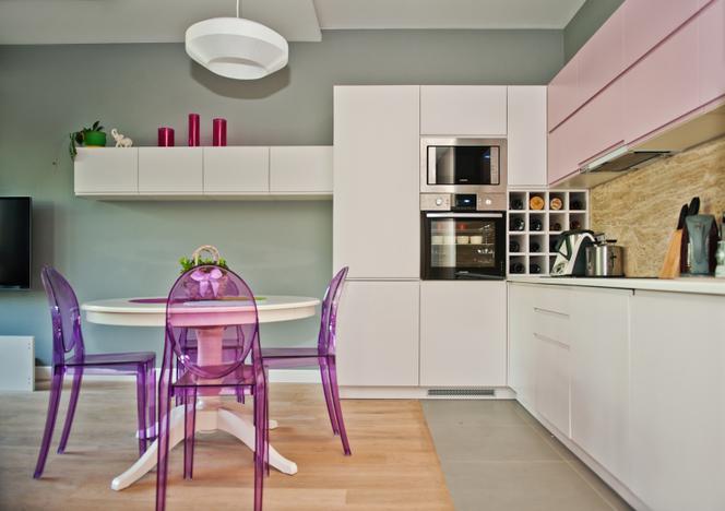 Nowoczesne wnętrze: białe wnętrza z kolorem