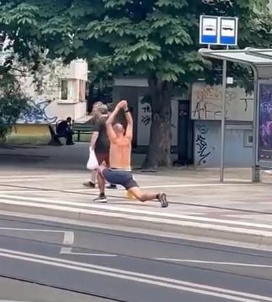 Mężczyzna bez koszulki na Niemcewicza Szczecin 