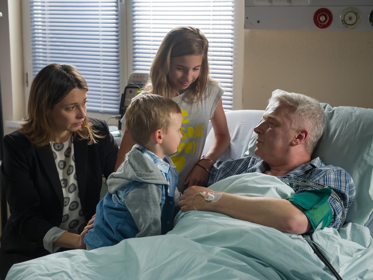 Na Wspólnej odc. 2190. Adam Roztocki (Zbigniew Stryj), Weronika (Renata  Dancewicz), Antosia (Gabrysia Jezolkowska), Kacper (Jakub Koba)