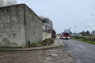 Pijany kierowca uderzył samochodem w budynek. Auto stanęło w ogniu, pożar przeniósł się na budynek [FILM/ZDJĘCIA]