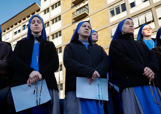 Wierni modlą się za papieża Franciszka. Tłum pod kliniką Gemelli w Watykanie