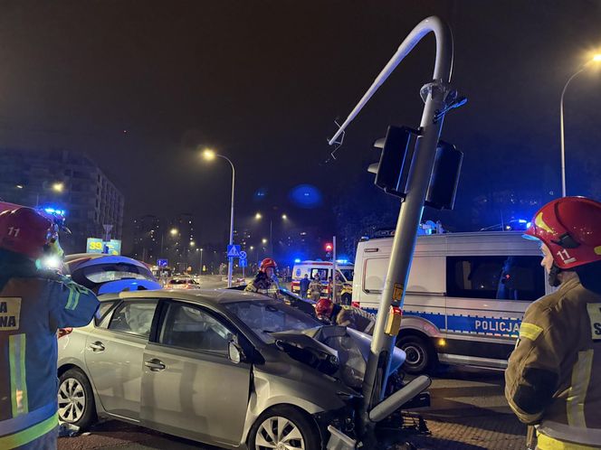 Jechał z żoną i dzieckiem, wylądował na słupie. Próbował zrzucić winę na ukochaną. Alkomat oszalał