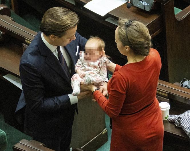 Krzysztof Bosak z żoną Kariną i dzieckiem w Sejmie