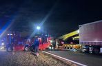 Śmiertelny wypadek na A1 pod Zgierzem. Zderzyły się trzy pojazdy, w tym dwa tiry [ZDJĘCIA].