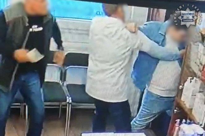 Horror w aptece w Łazach. Mężczyzna zażądał leków na receptę nie mając na nie recepty