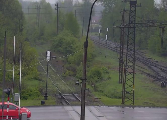 Niebezpieczny manewr na przejeździe kolejowym w Mysłowicach. Kobieta nie chciała czekać, aż podniosą się rogatki