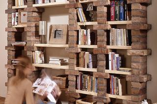 Biblioteczka z cegły