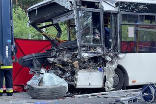 Katastrofa autobusu pod Warszawą. Jedna osoba nie żyje, wielu rannych