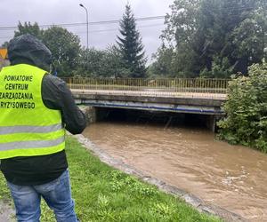 Przekroczone stany alarmowe na kilku rzekach, strażacy układają worki z piaskiem. Relacja live