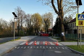 Motocyklista przewrócił się na progu zwalniającym i uderzył w drzewo. 42-latek zginął na miejscu