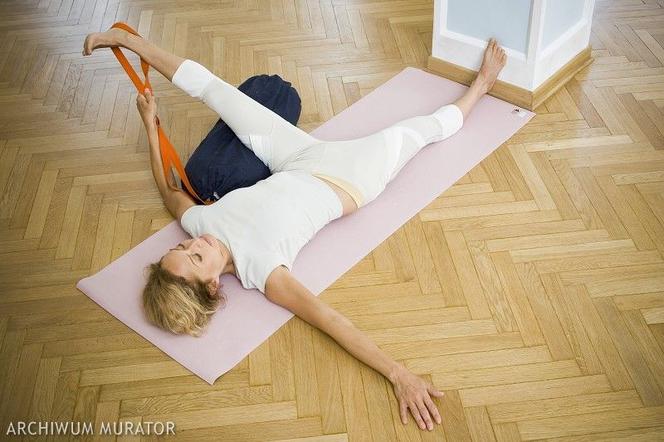 Ćwiczenia (asany) na ból miesiączkowy: supta padangusthasana