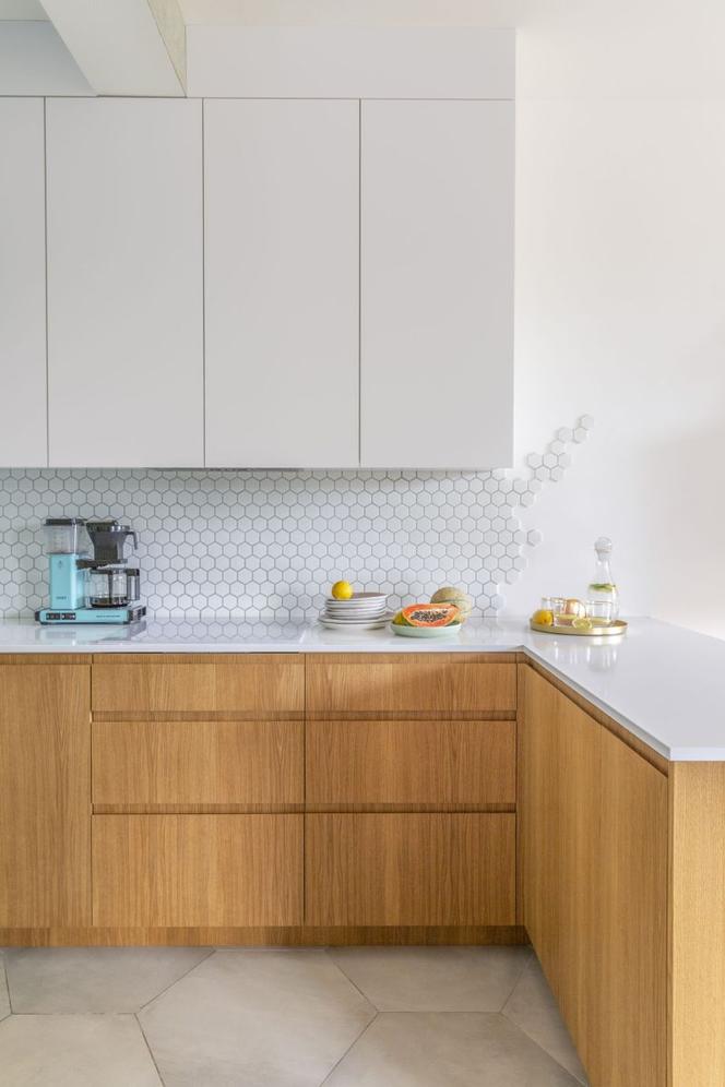 Płytki heksagonalne w kuchni - modne wykończenie ściany nad blatem kuchennym