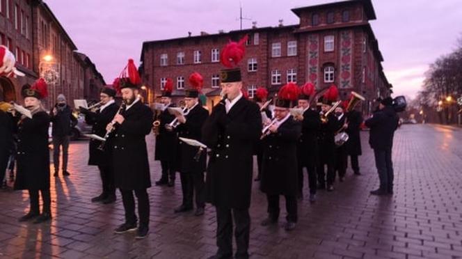 Barbórka w czasach zarazy, Górnicza orkiestra mimo pandemii obudziła mieszkańców Nikiszowca! [ZDJĘCIA]