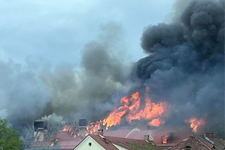 Płonie dach Akademii przy ul. Teatralnej