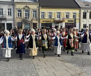 Maturzyści z Nowego Sącza zatańczyli poloneza na Rynku 