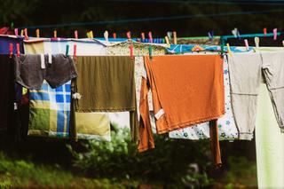 Ubrania na sznurku psują widok? Czy można dostać karę za rozwieszenie prania w ogródku?