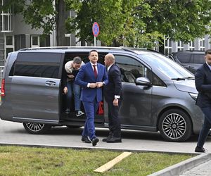 Wielkie wejście Trzaskowskiego do TVP. Zdjęcia uchwyciły każdy krok