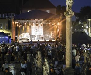 Cała na biało Maria Pakulnis szaleje z sierpem w Lubomierzu. Renata Dancewicz tym razem na spokojnie